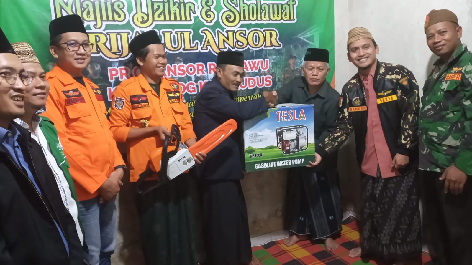 Ketua NU PAC Gebog BP. SUWANTO Menyerahkan Bansos Ketua NU PAC Gebog BP. SUWANTO Menyerahkan Bansos